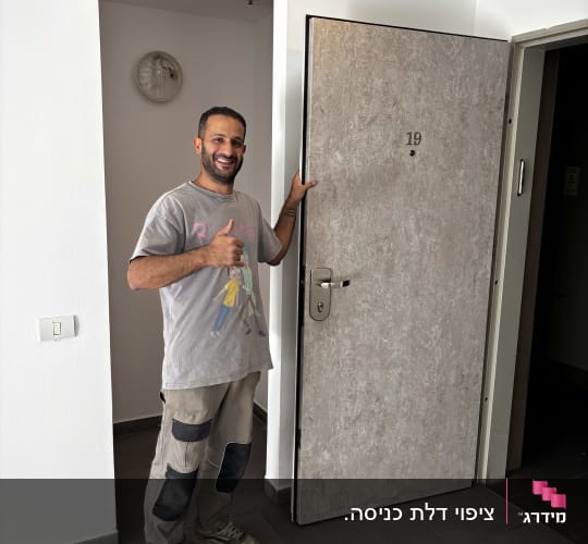 ציפוי דלת כניסה.